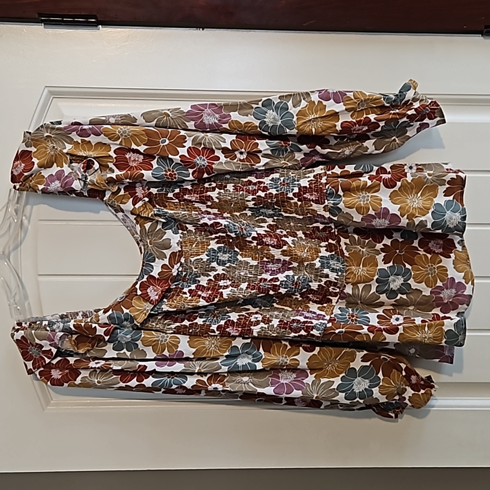 LIKE NEW WOMENS TOP